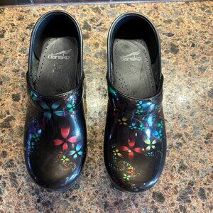Dansko Ladies Floral Clogs Size 37 Black Patent Multicolor Flowers SEE DESCRIP